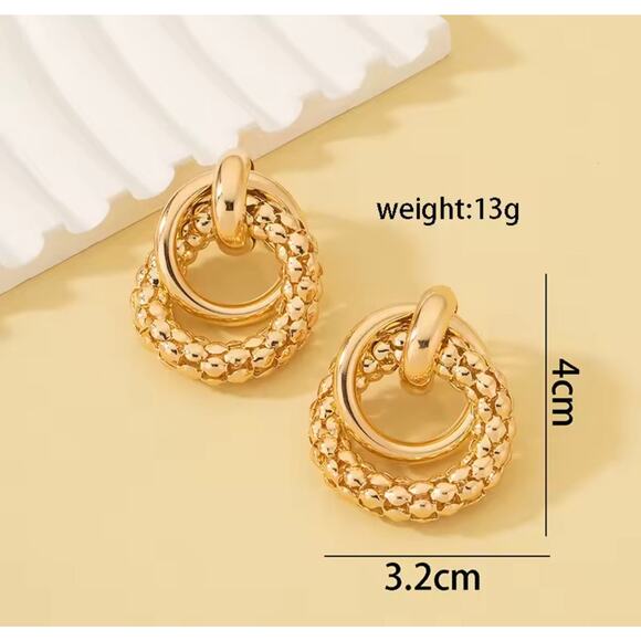 Trendy 1 1/4" clip on large textured loose knot shiny gold earrings - Picture 4 of 4